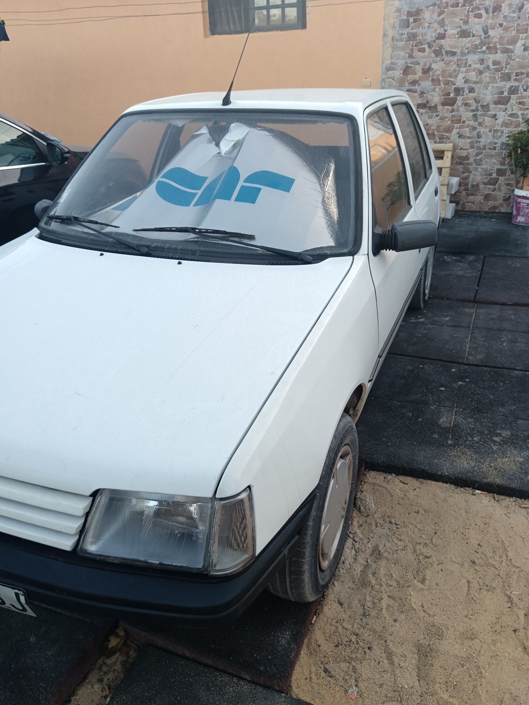 Peugeot 205GR bem estimado