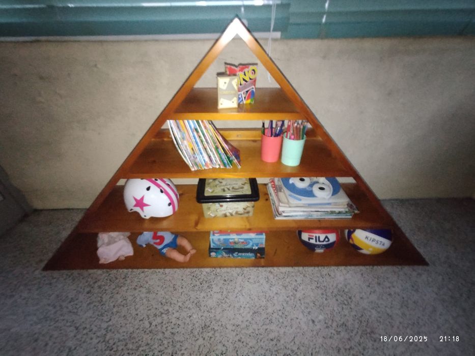 Estante triangular em madeira , em óptimo estado