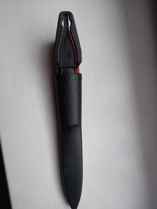 Nóż mora z czerwoną rączką