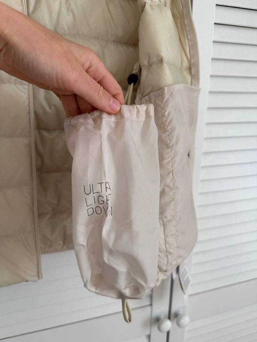 Молочна пухова безрукавка Uniqlo ultra light down