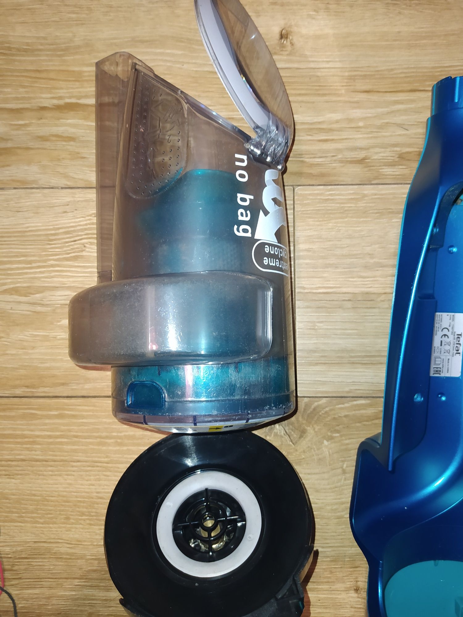 Tefal Air Force Extreme - silnik, pojemnik na kurz