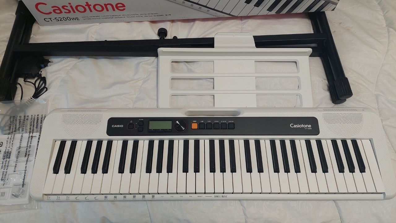 Синтезатор Casio CT-S200 White + Стійка SoundKing.