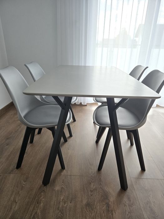 Stół i krzesła zestaw