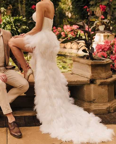 Suknia Ślubna z piórami Katy Corso Couture 2022 Paloma S pióra tren
