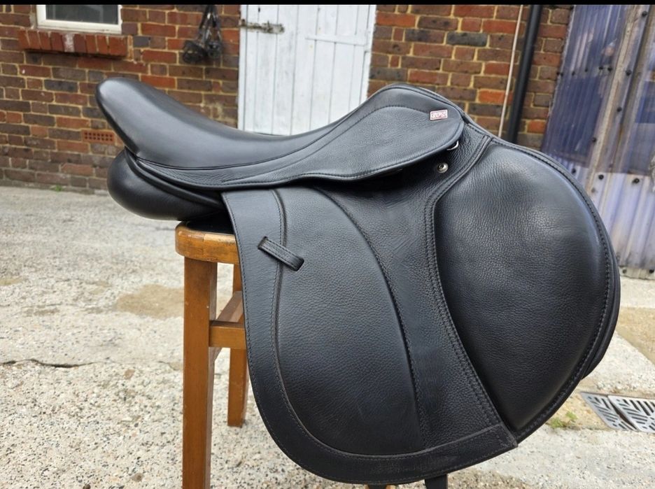 Siodło skokowe GFS Monarch Jump 17 albo 17,5 cali czarne albo brązowe