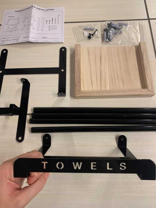 Półka łazienkowa na ręczniki wiszący nowoczesny z haczykami półką