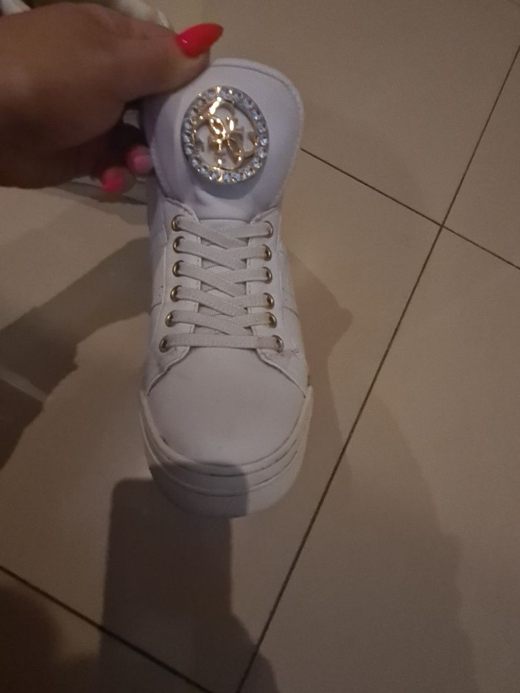 Guess sneakersy biale niskie logo zlote cyrkonie suwaj ma boku