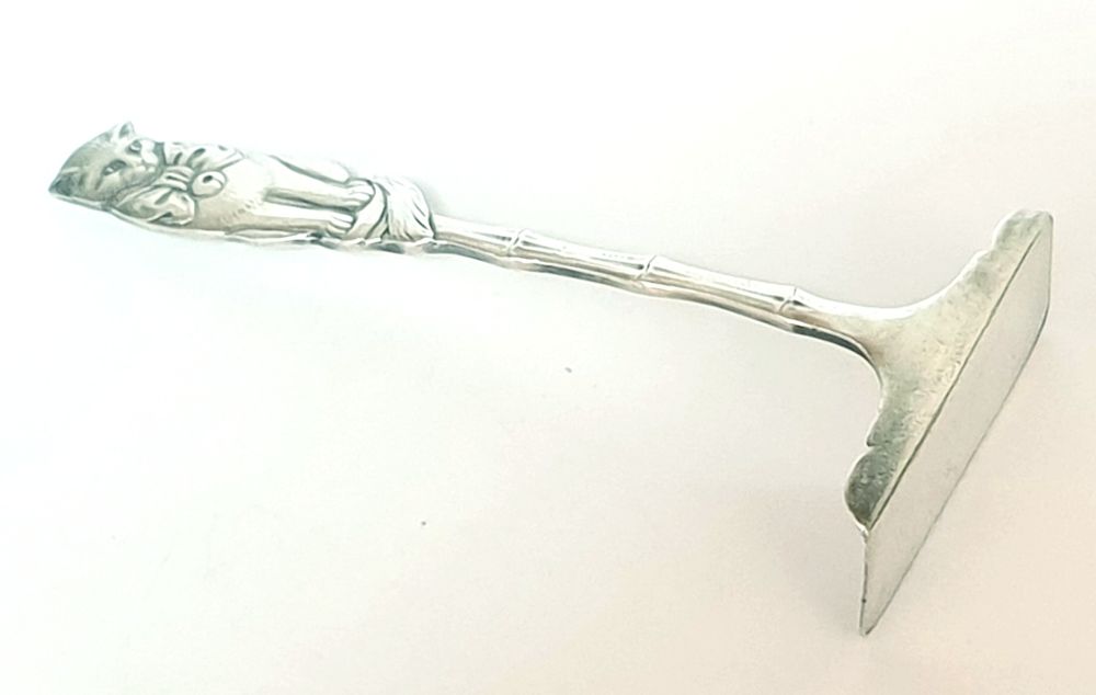 Lindissimo antigo empurrador de papas padrão gato com banho em prata