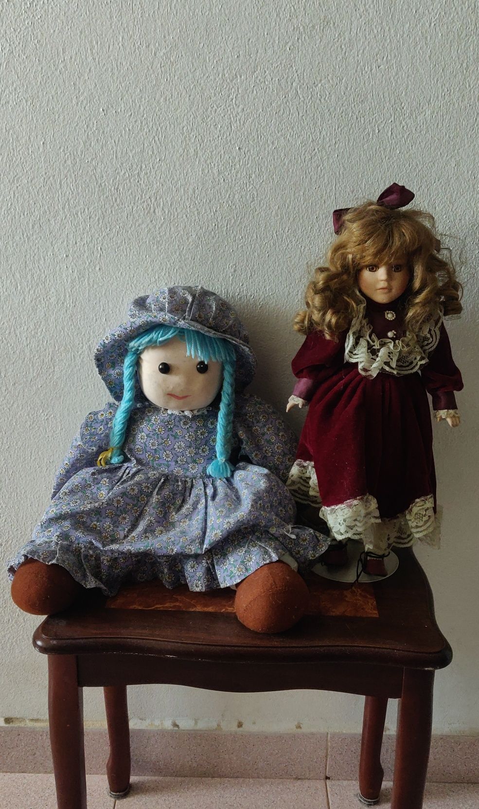 Bonecas porcelana e pano