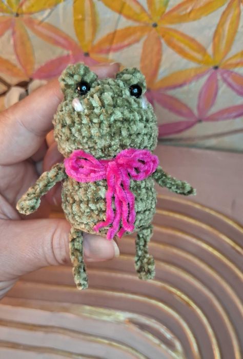 Prezent na walentynki żabka na szydełku walentynka amigurumi
