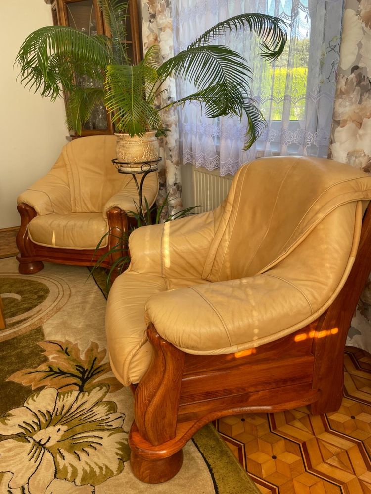Komplet Mebli – Sofa, 2 Fotele i Stolik z Litego Drewna
