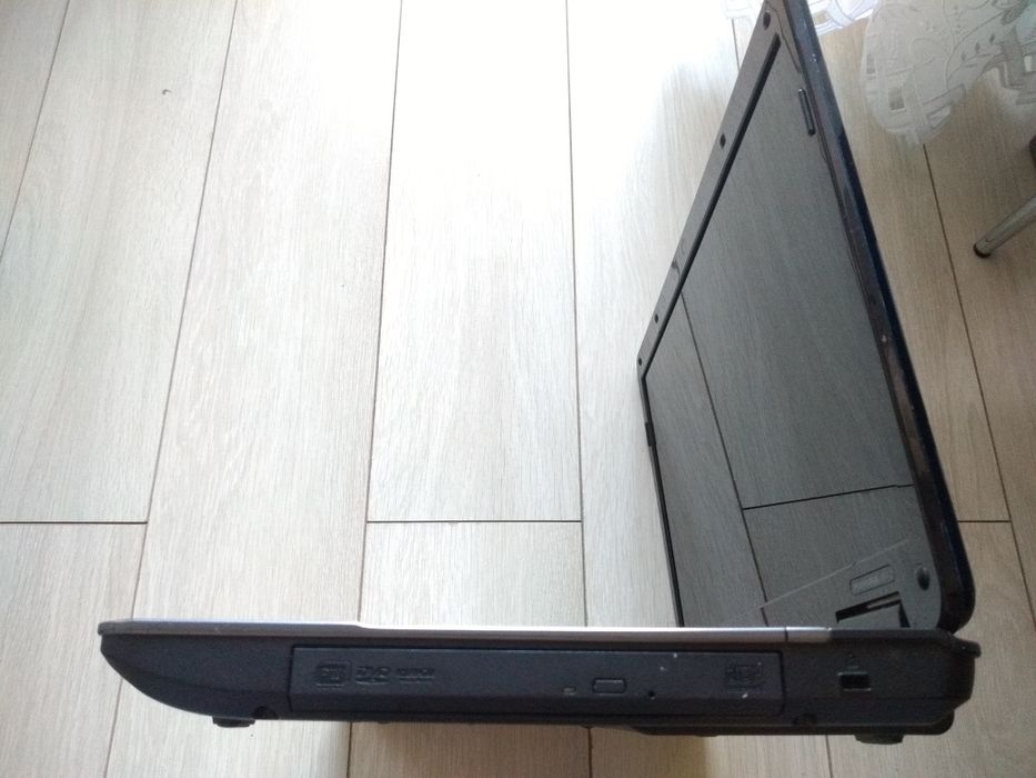 Retro laptop z zasilaczem
