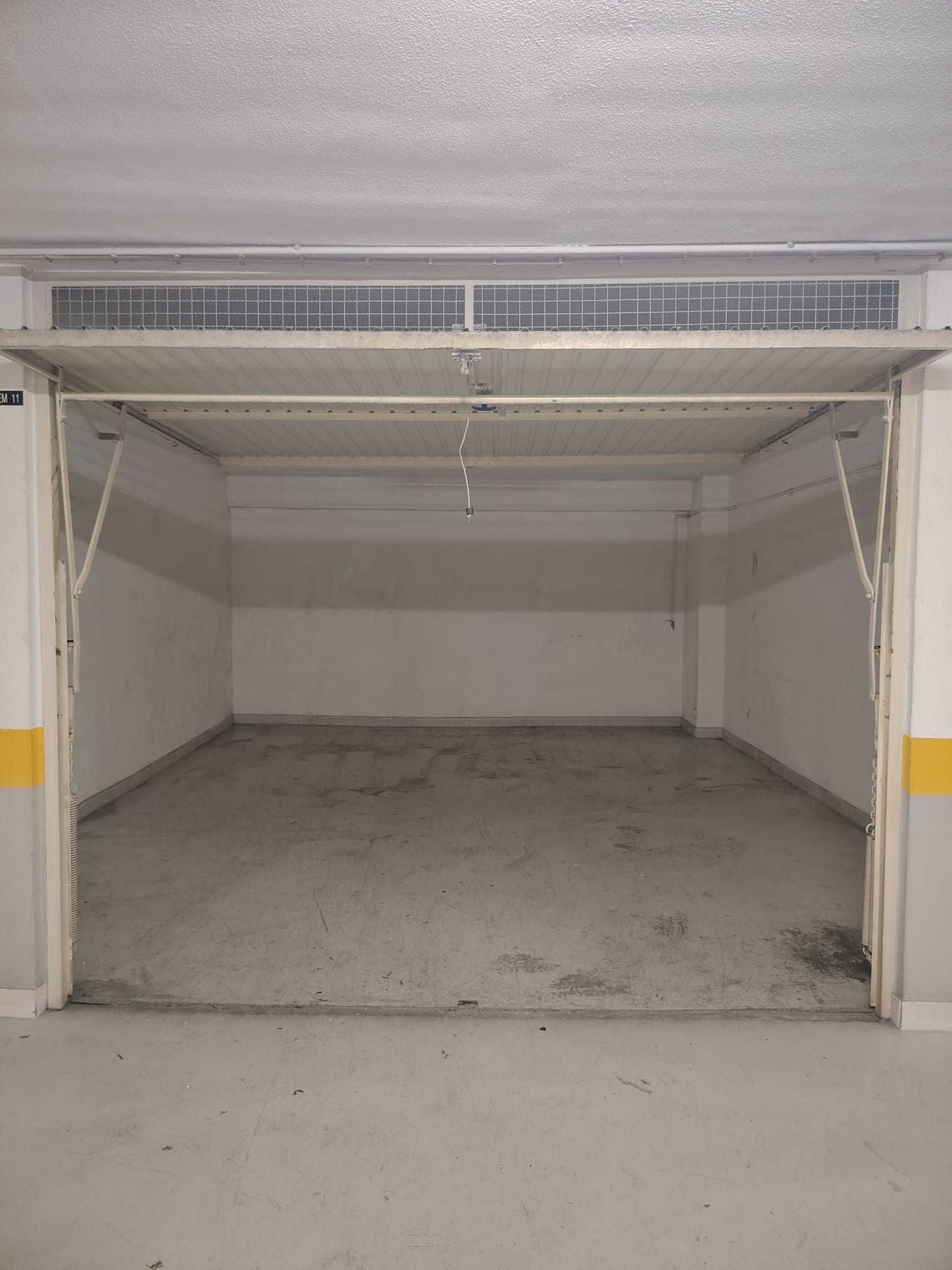 Garagem para 2 carros com luz e água interiores + Wc