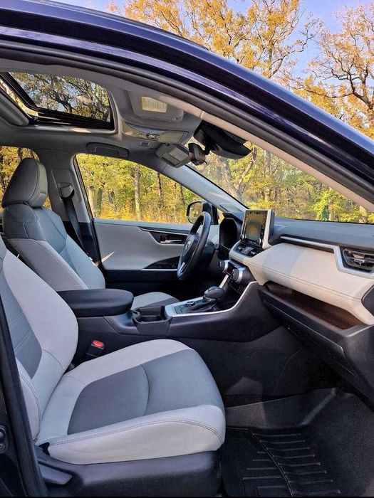 Toyota RAV4 2020 року