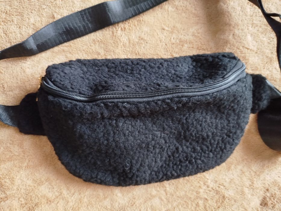 Нова сумка бананка чорна жіноча сумочка плюшева поясна чорна