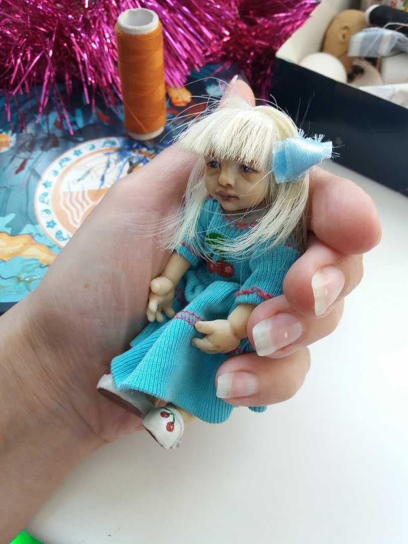 Миниатюрная кукла ручной работы.