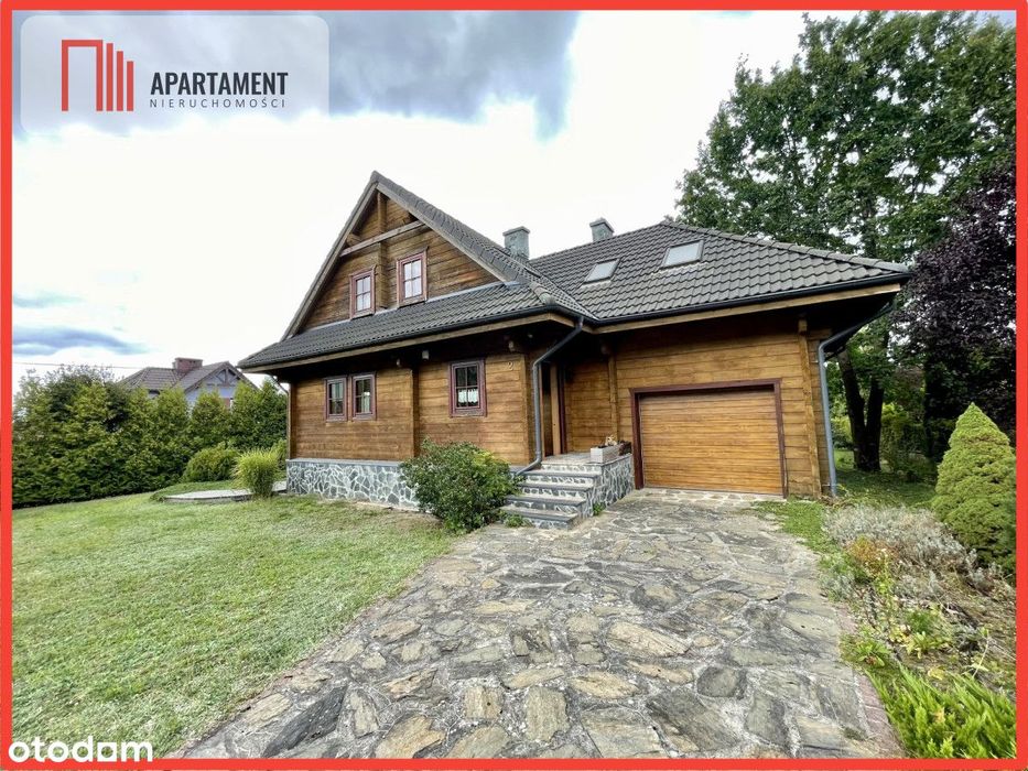 Drewniany dom z bali z widokiem na las