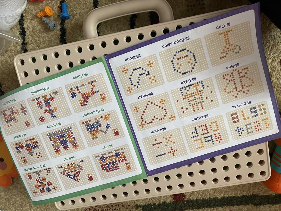 Гра, мозаїка з шурупокрутом у валізі