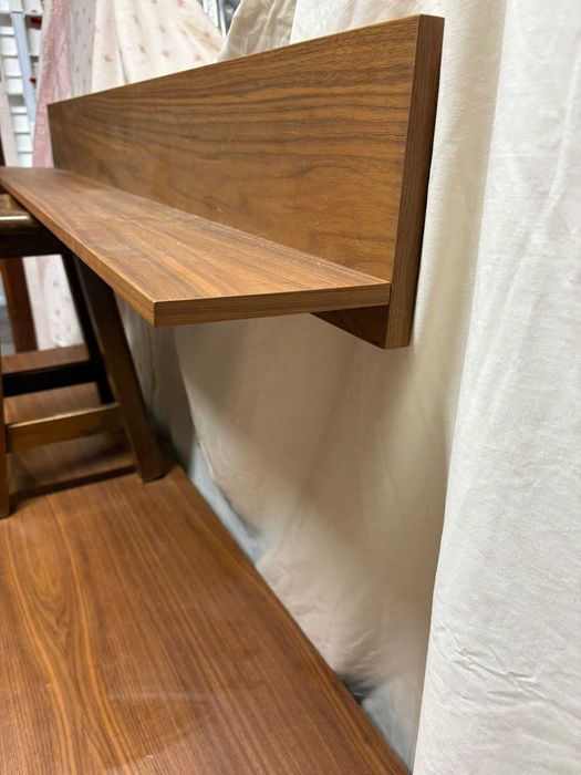 Móvel TV em MDF folha de nogueira com prateleira suspensa