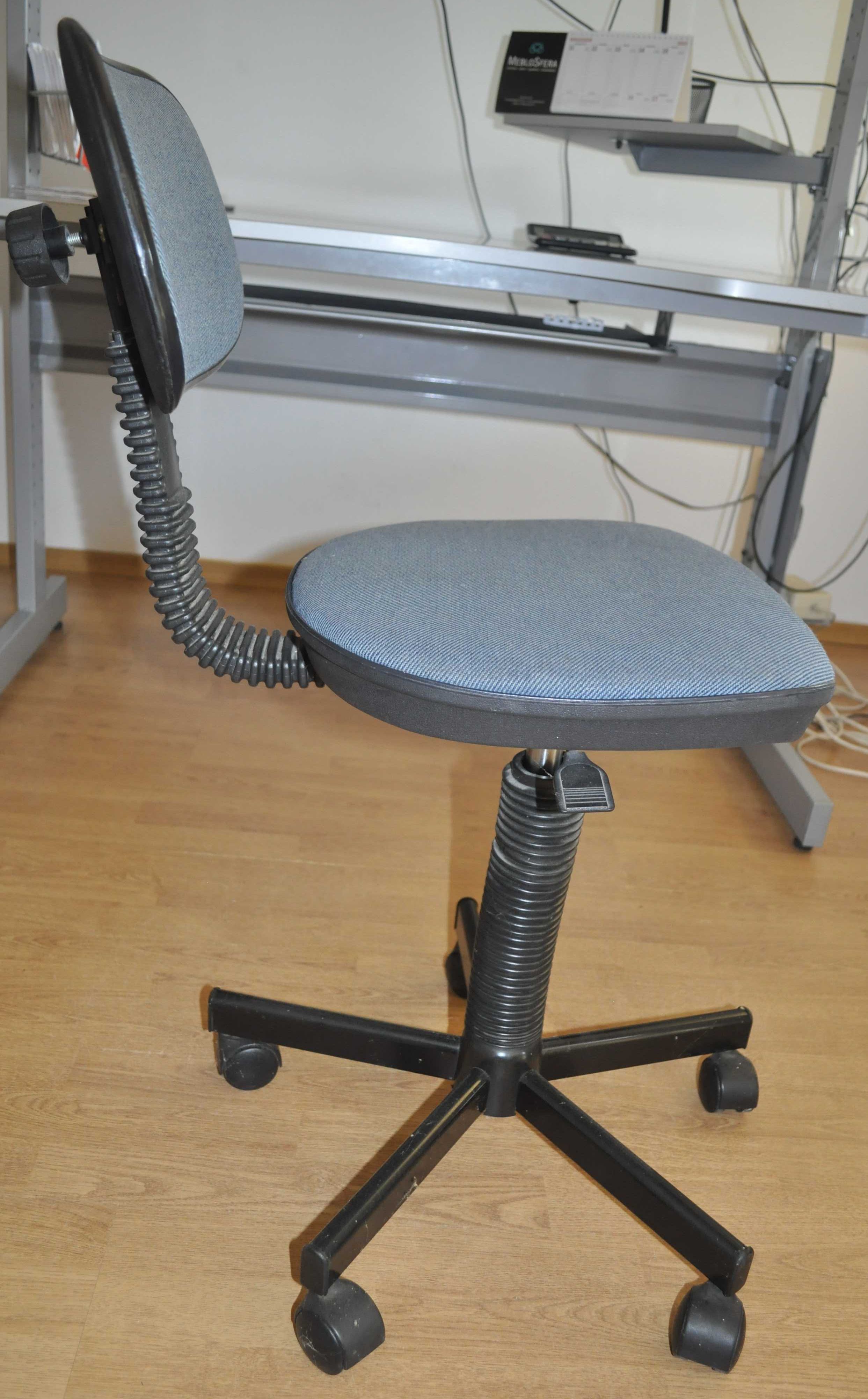 Krzesełko do biurka, obrotowe z regulowaną wysokością.