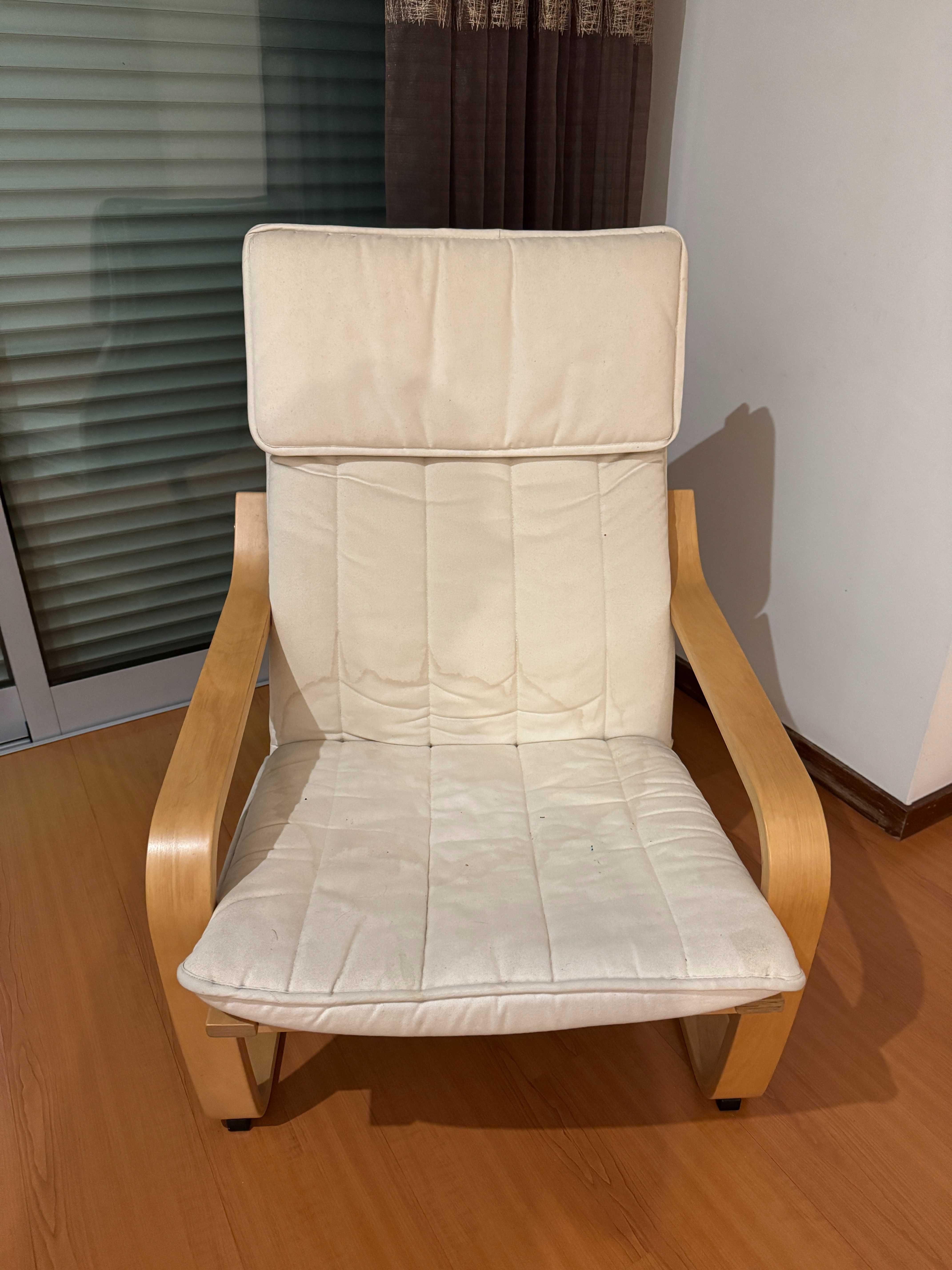 Cadeirão Ikea de cor bege claro