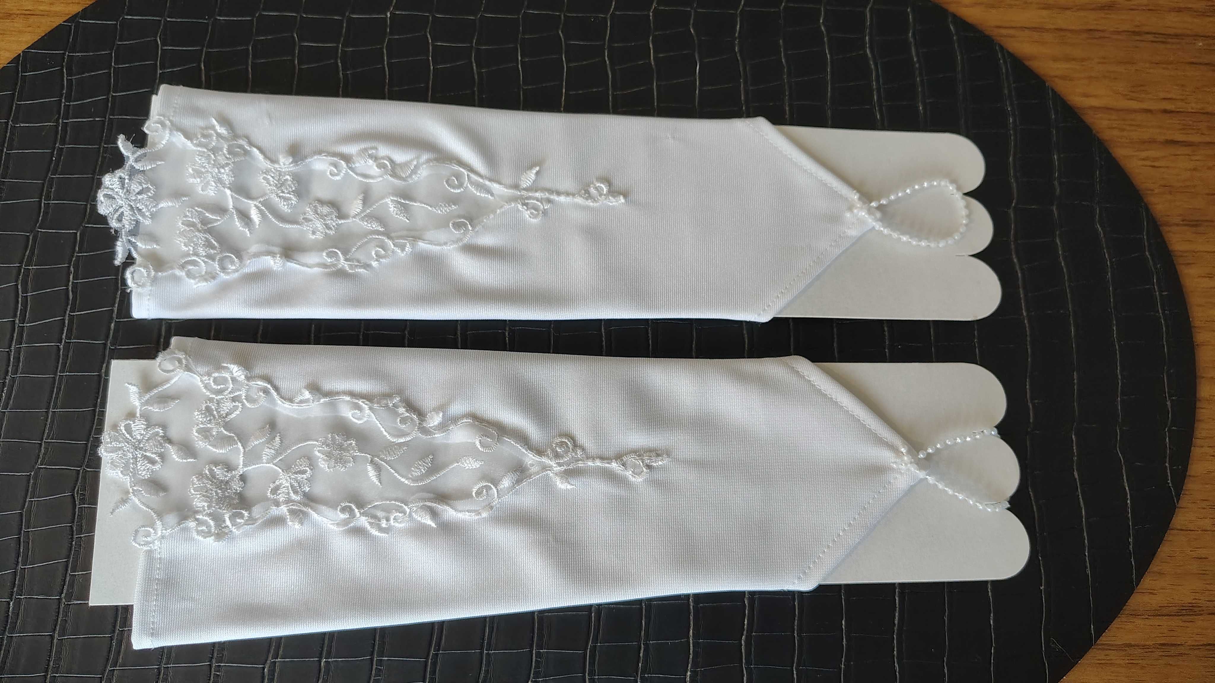 Elegancka sukienka komunijna z bogatymi dodatkami i bucikami