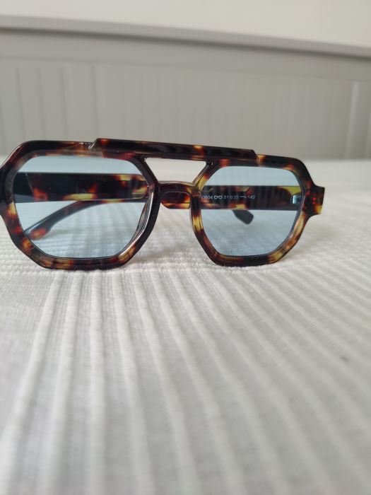 Óculos com lentes azuis claras