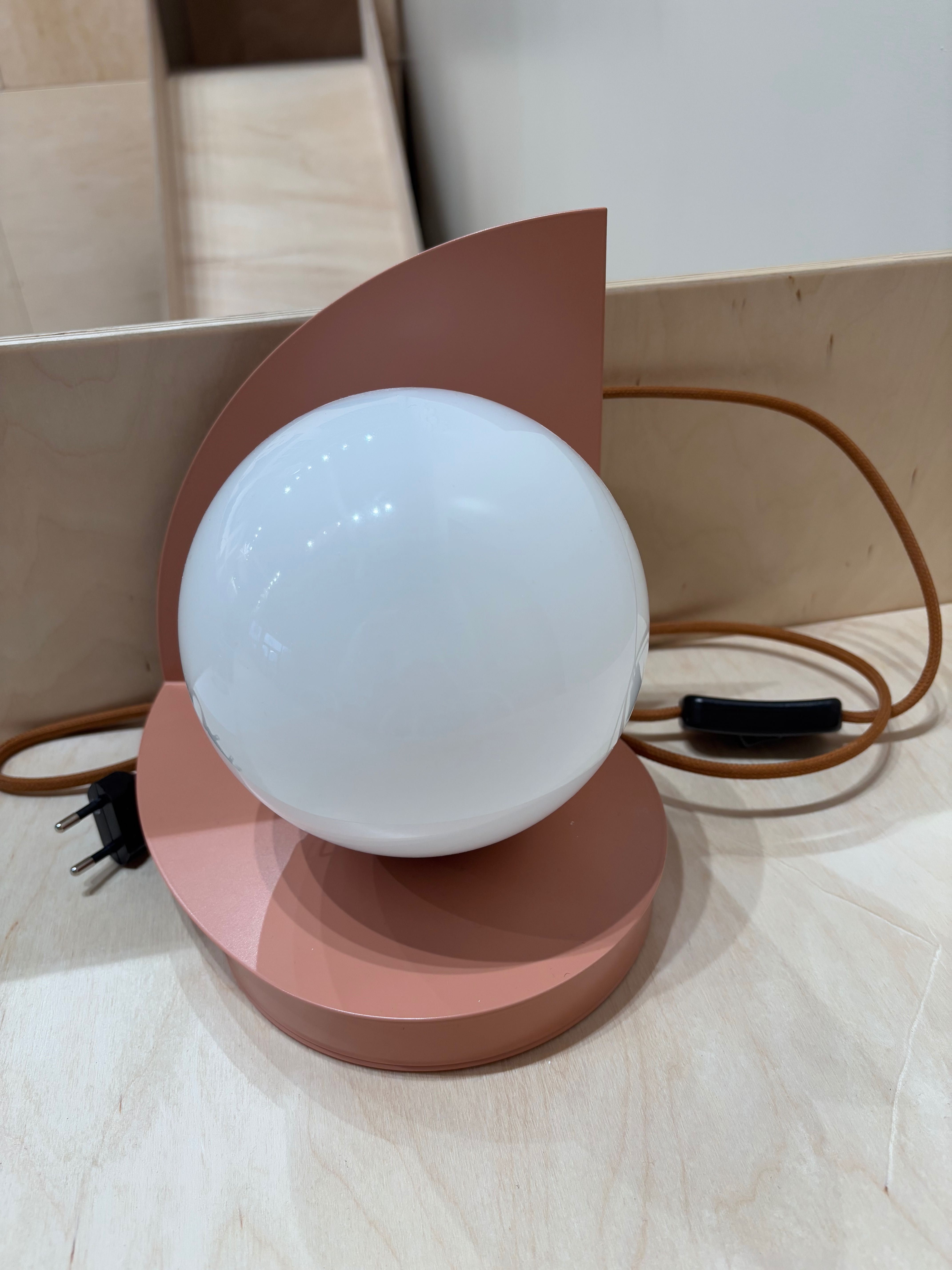 Lampa stołowa w kolorze koralowym ALDEX