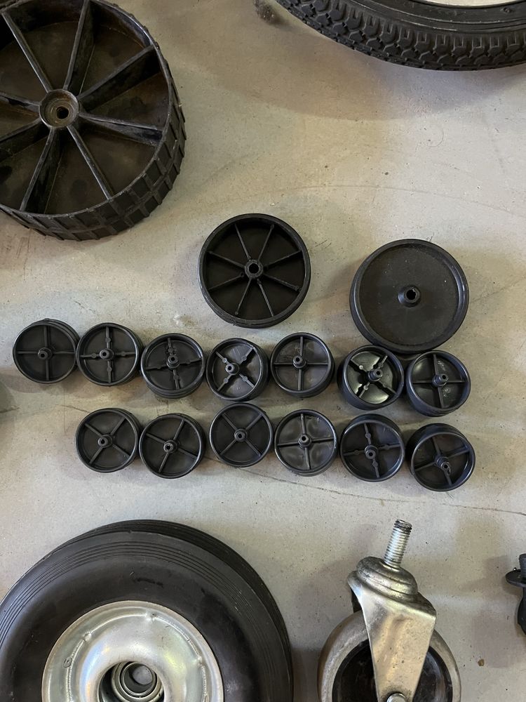 Rodas variadas, cadeiras, carrinhos e moveis