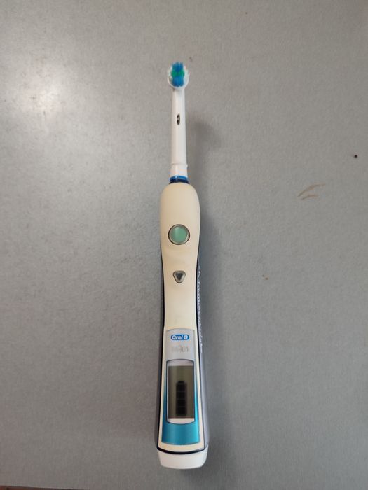 Електрична щітка Braun Oral B