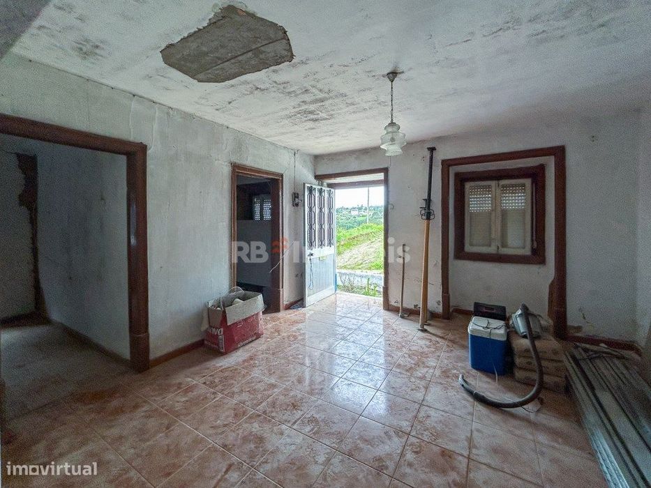 Moradia T2 para recuperar com terreno - Linhaceira, Tomar