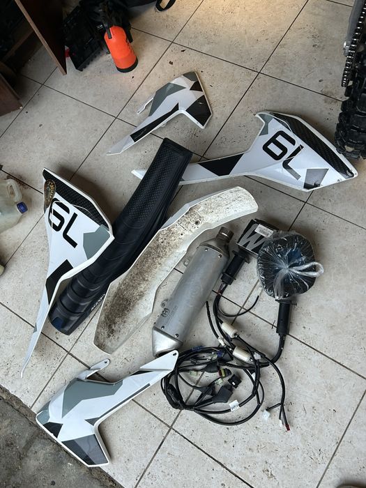 Części ktm husqvarna 350 wydech,fotel,plastiki,pompa paliwa wiązka