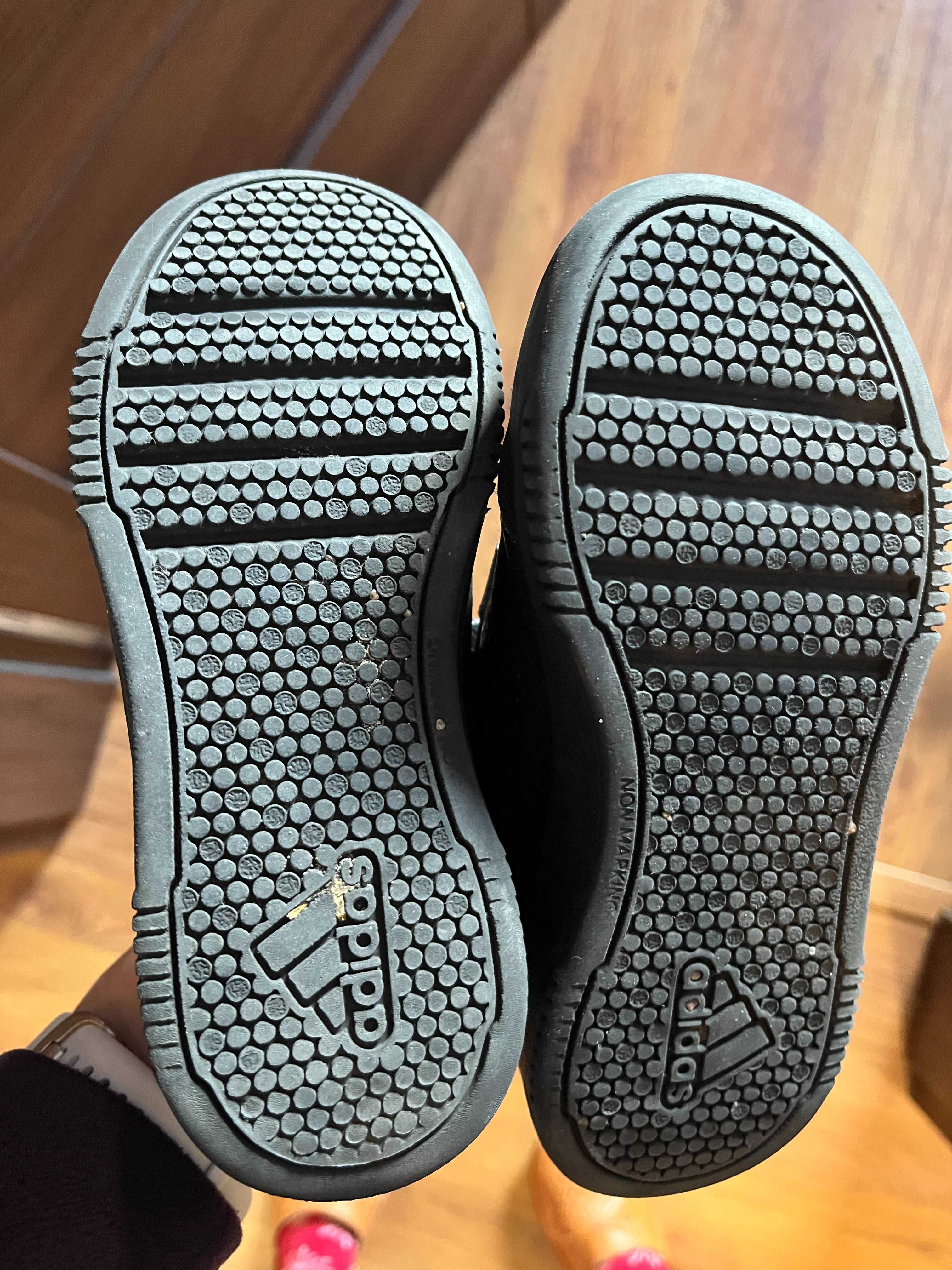 Adidas czarne buty 28