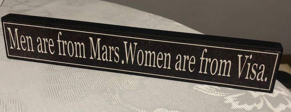 Drewniana tabliczka z zabawnym napisem