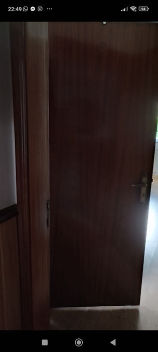 Porta de interior em madeira com puxador e  respirador