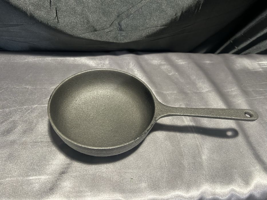 Żeliwna patelnia na trzech nogach – niski rondel – 13,5 cm