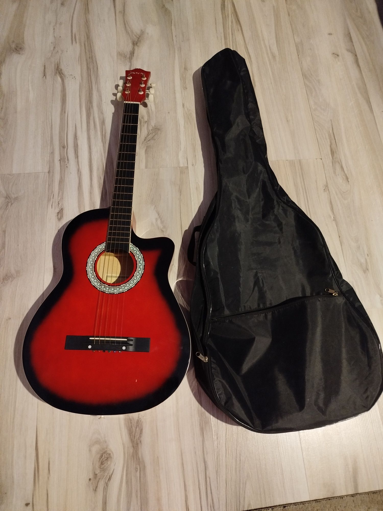 Gitara akustyczna plus futerał