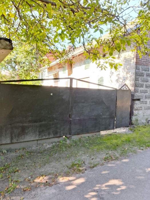 Продаж житлового будинку з великою ділянкою у центрі Куликова!