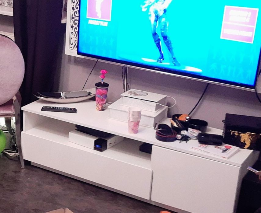 Biała szafka pod telewizor