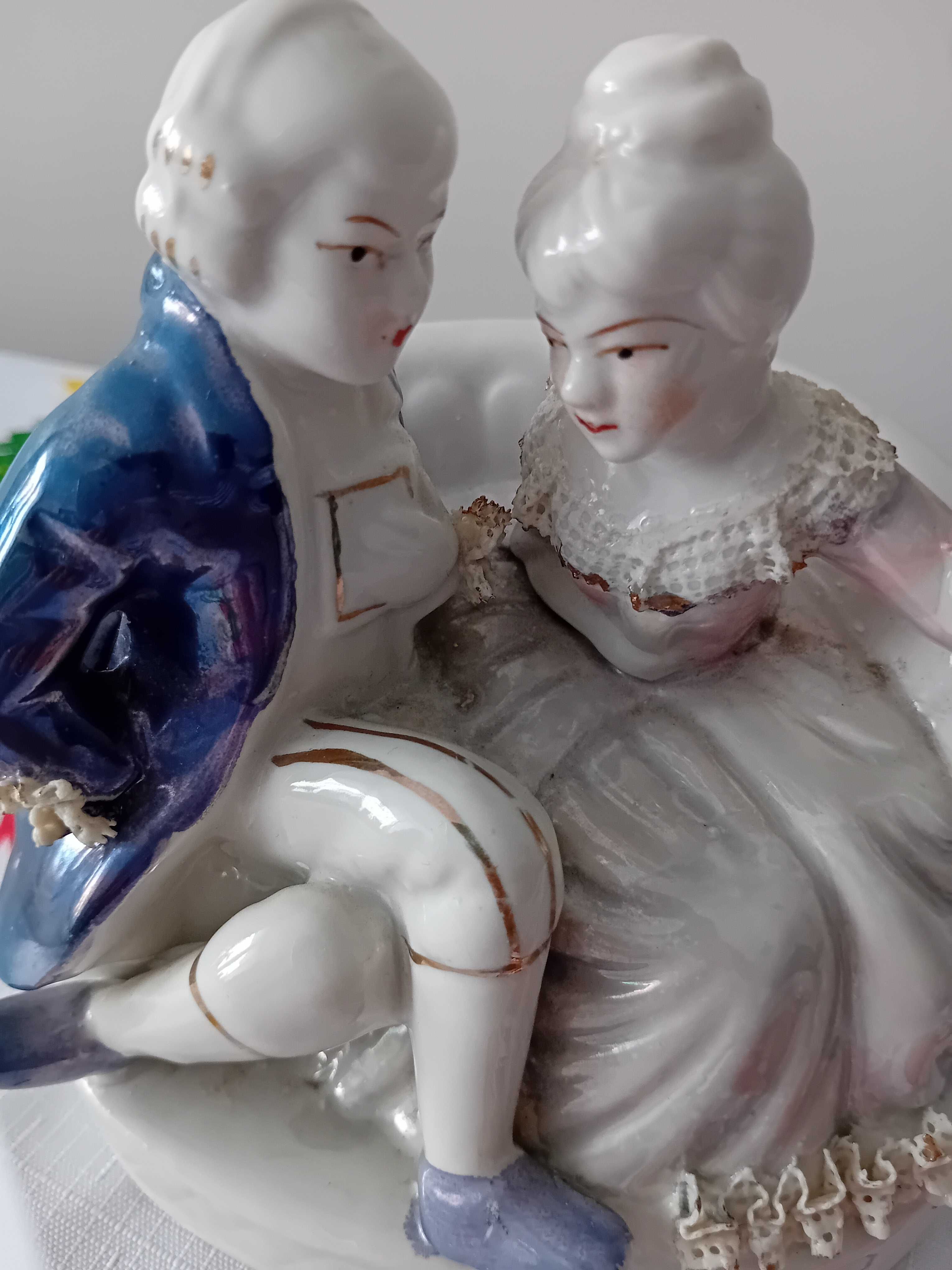 Figurka porcelanowa para na ławeczce