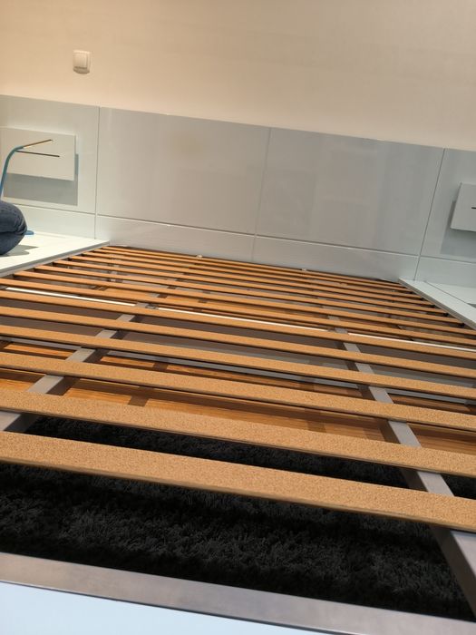 Cama com estrado azul bebé