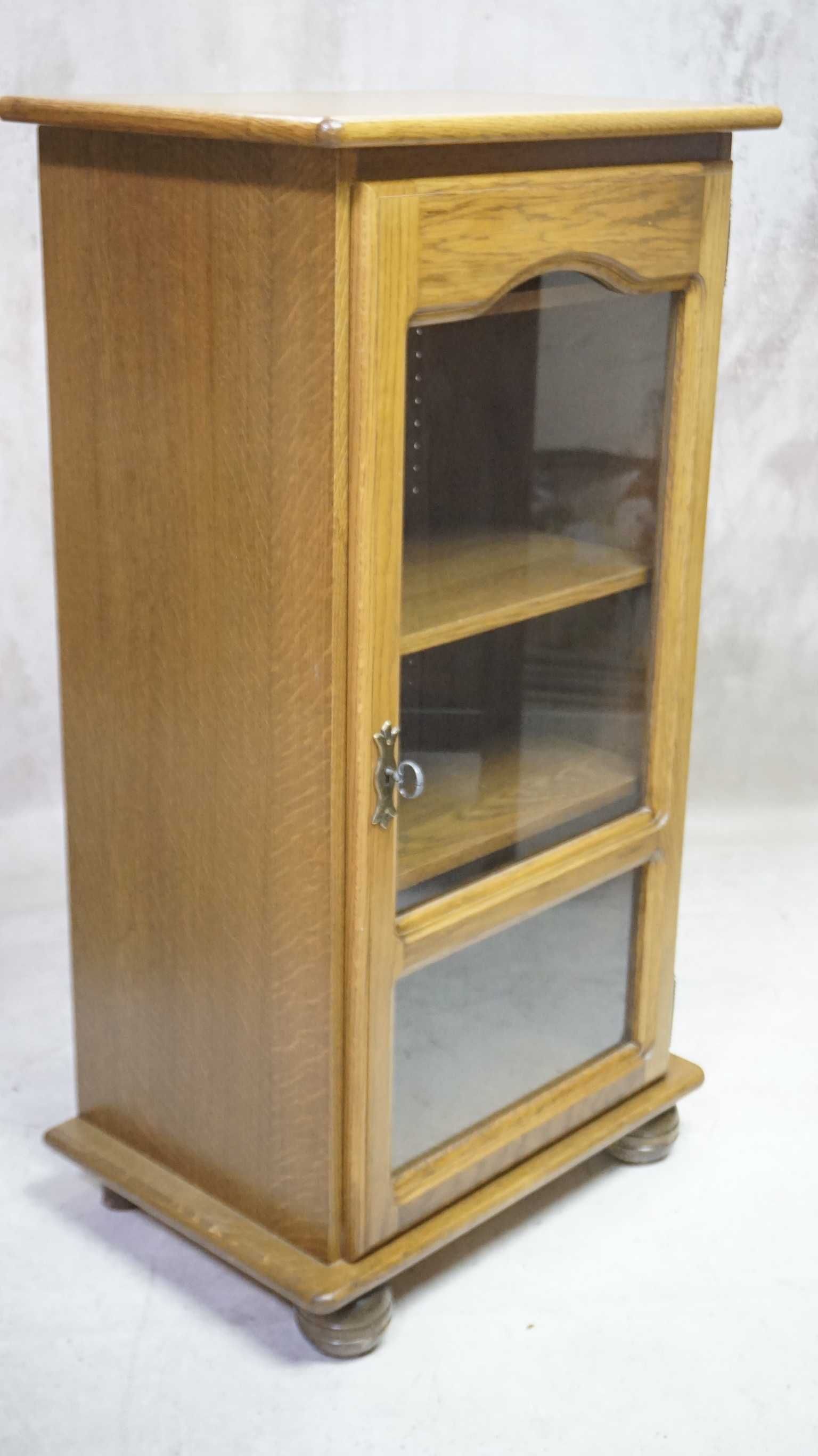 Sprzedam praktyczną szafkę pod  barek gramofon-słupek