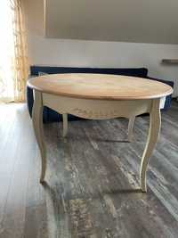 Okrągły stół w stylu rustykalnym