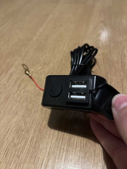 Carregador USB-A para mota com duas portas