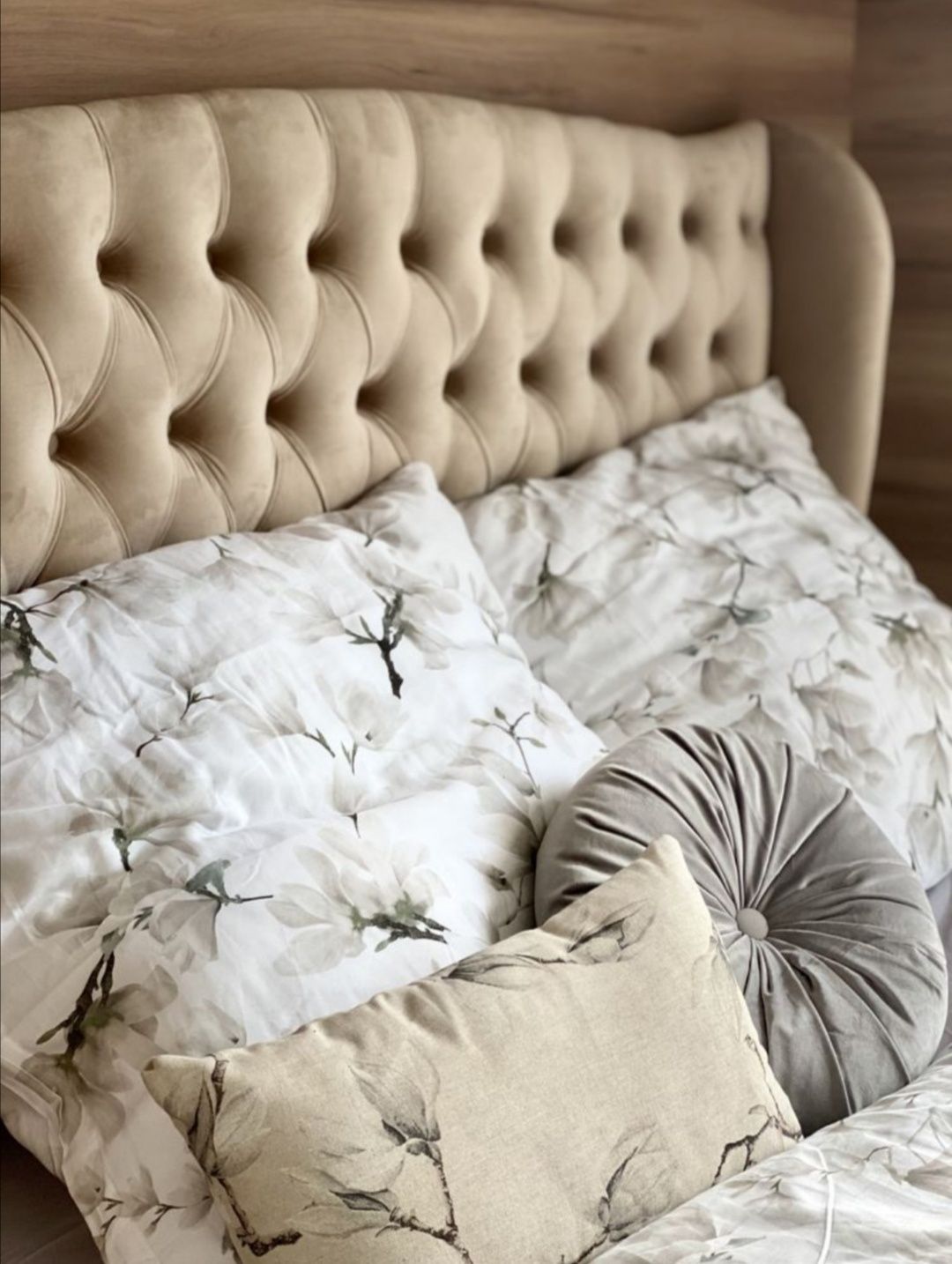 Łóżko tapicerowane pikowane sypialnia chestefield beż