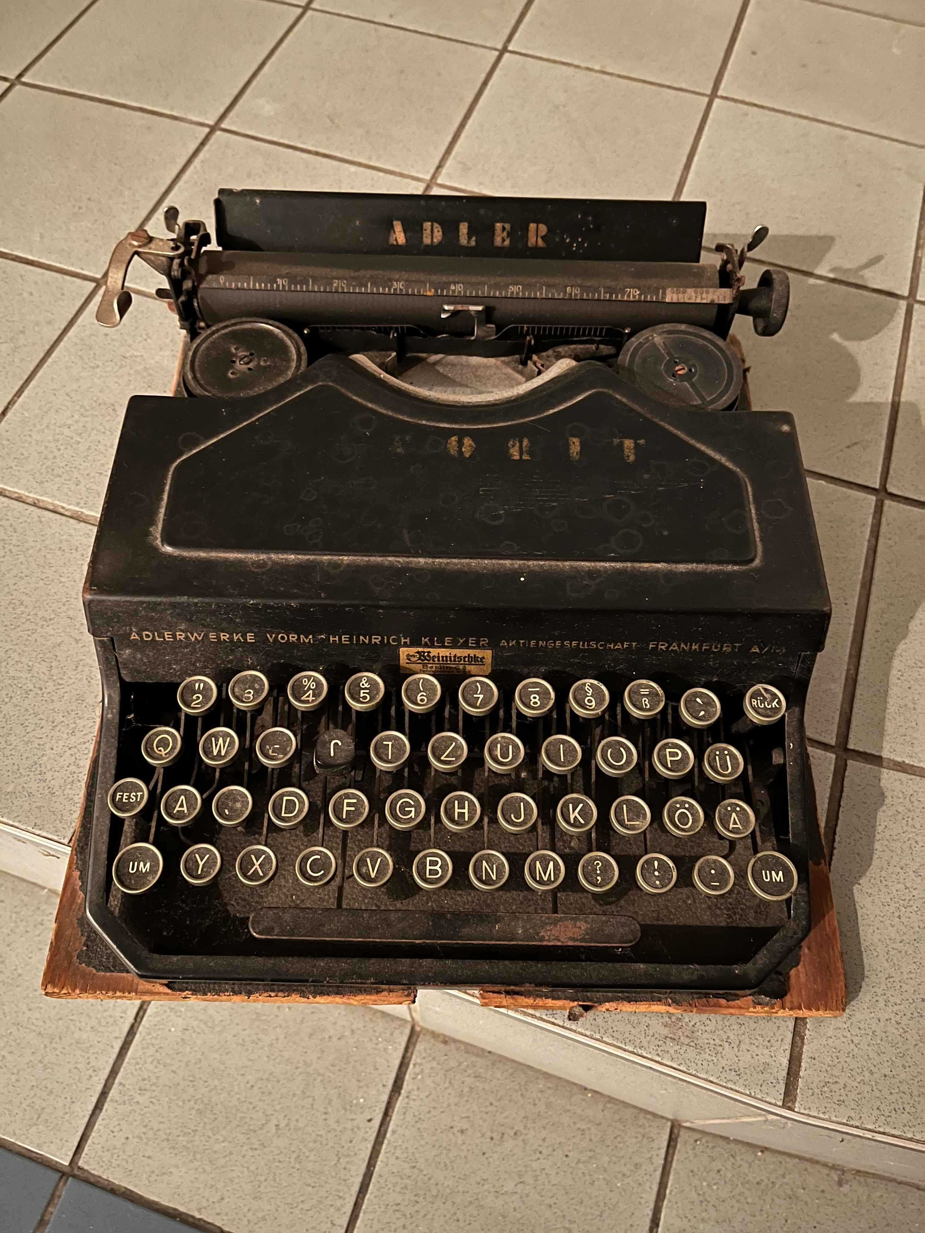 Stara maszyna do pisania Adler