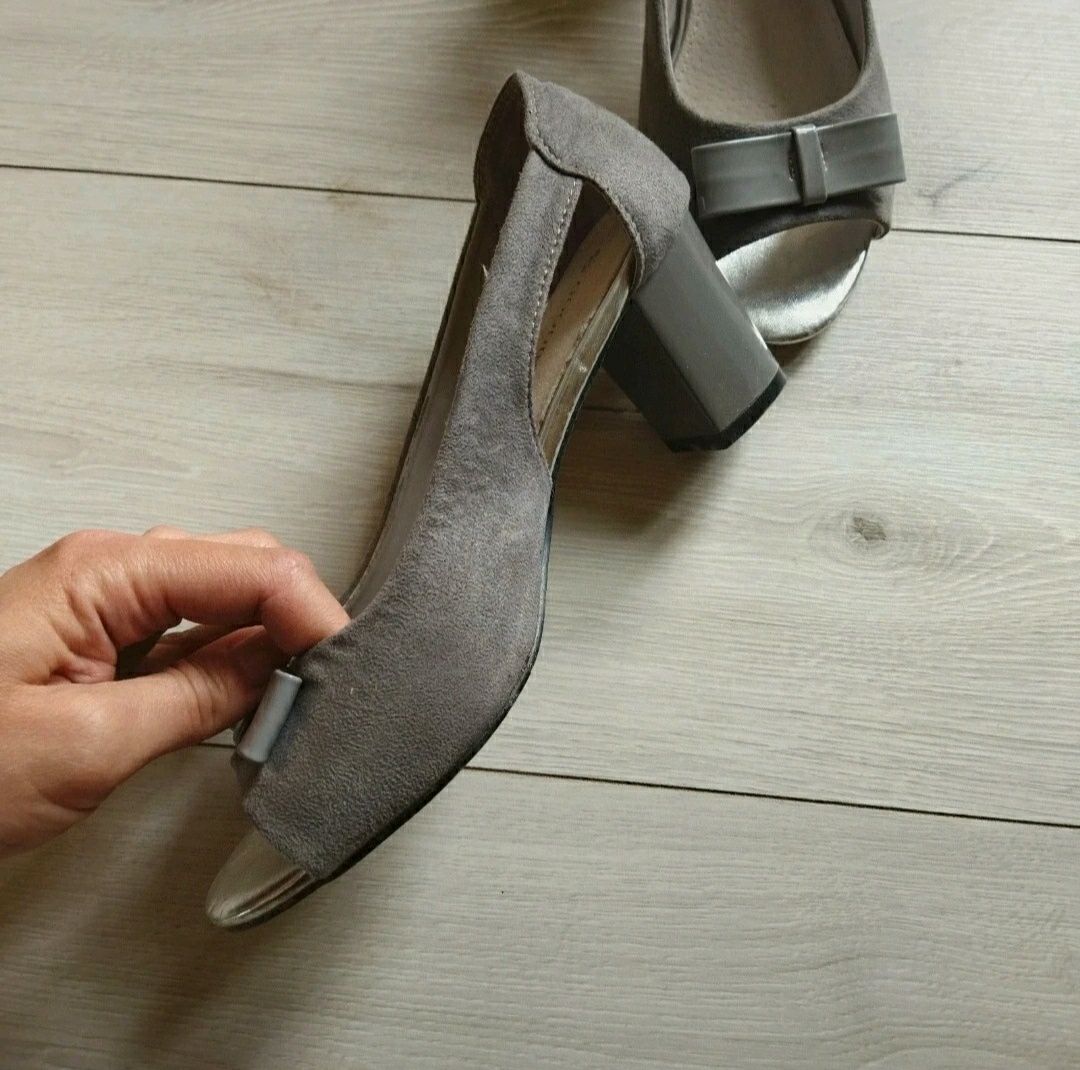 Buty, czółenka na obcasie