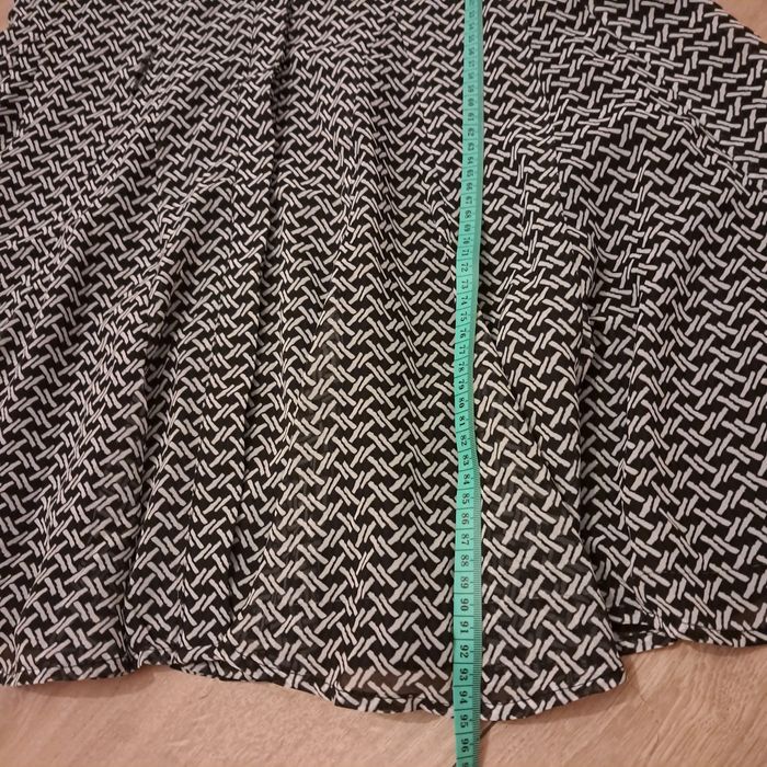 Zwiewna jesienna wzorzysta sukienka koszulowa