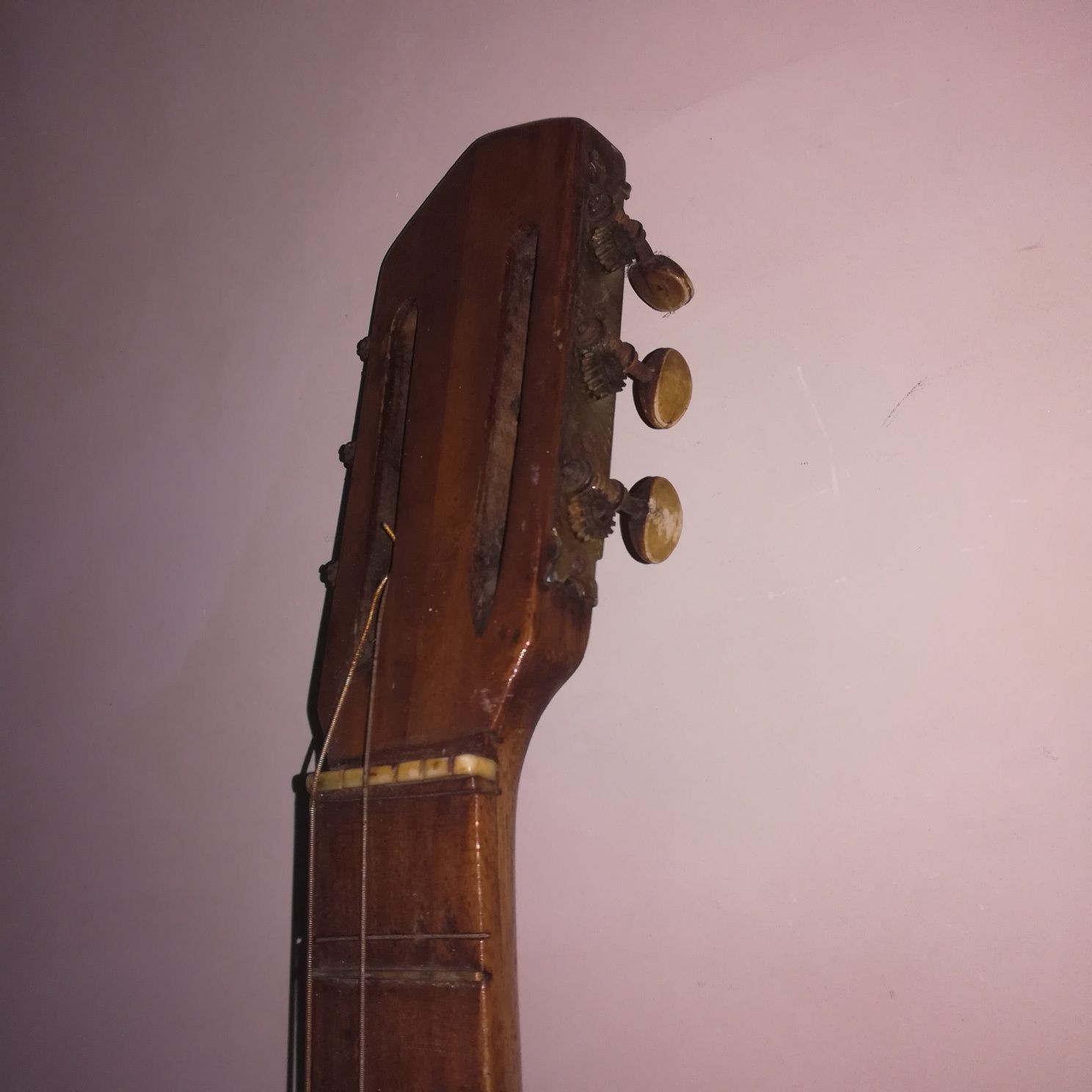 Zabytkowa gitara do renowacji