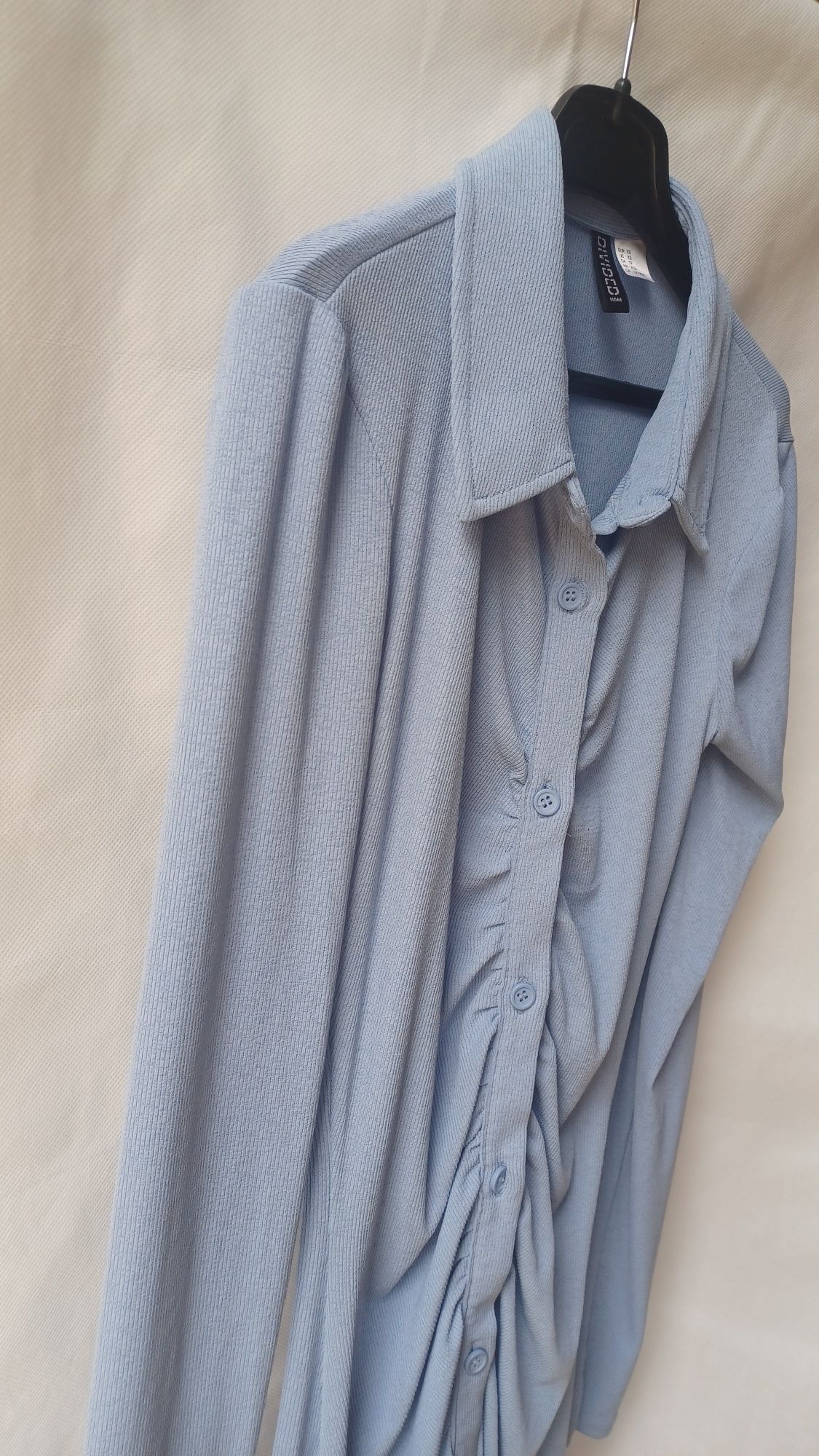 Piękna niebieska błękitna sukienka H&M XS 34 guziki modelująca kształt